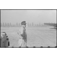 Un colonel (Oberst) de la Luftwaffe assiste au décollage de bombardiers Heinkel He-111 transformés en avions de transport.