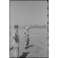 Un colonel (Oberst) de la Luftwaffe assiste au décollage de bombardiers Heinkel He-111 transformés en avions de transport.