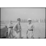Un colonel (Oberst) de la Luftwaffe assiste au décollage de bombardiers Heinkel He-111 transformés en avions de transport.