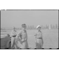 Un colonel (Oberst) de la Luftwaffe assiste au décollage de bombardiers Heinkel He-111 transformés en avions de transport.