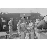 Chargement d'un side-car BMW R75 dans un avion de transport Junkers Ju-52.