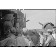 Chargement d'un side-car BMW R75 dans un avion de transport Junkers Ju-52.