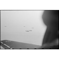 Le reporter Robert Schiffmann illustre le vol de transfert vers la Sicile à bord d'un avion de transport Junkers Ju-52.