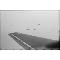 Le reporter Robert Schiffmann illustre le vol de transfert vers la Sicile à bord d'un avion de transport Junkers Ju-52.