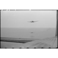 Le reporter Robert Schiffmann illustre le vol de transfert vers la Sicile à bord d'un avion de transport Junkers Ju-52.