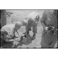 Des aviateurs allemands remplissent leur gourde.