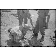 Des aviateurs allemands remplissent leur gourde.