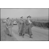 Dans les monts d'Arrée, le général (General der Flieger) Kurt Student inpecte des parachutistes de la 3.Fallschirmjäger.Division lors de manœuvres.