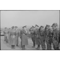 Dans les monts d'Arrée, le général (General der Flieger) Kurt Student inpecte des parachutistes de la 3.Fallschirmjäger.Division lors de manœuvres.