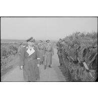 Dans les monts d'Arrée, le général (General der Flieger) Kurt Student inpecte des parachutistes de la 3.Fallschirmjäger.Division lors de manœuvres.