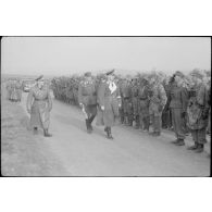Dans les monts d'Arrée, le général (General der Flieger) Kurt Student inpecte des parachutistes de la 3.Fallschirmjäger.Division lors de manœuvres.