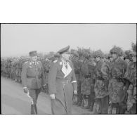 Dans les monts d'Arrée, le général (General der Flieger) Kurt Student inpecte des parachutistes de la 3.Fallschirmjäger.Division lors de manœuvres.