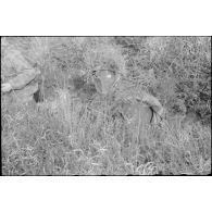 Dans les monts d'Arrée, un parachutiste allemand de la 3.Fallschirmjäger.Division recouvert d'un camouflage.
