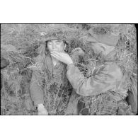 Dans les monts d'Arrée, un parachutiste allemand de la 3.Fallschirmjäger.Division recouvert d'un camouflage.