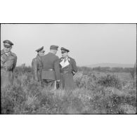 Le général (Generalleutnant) Richard Schimpf et le général (General der Flieger) Kurt Student lors de la visite d'un terrain de manœuvre du 3.Fallschirmjäger.Division.