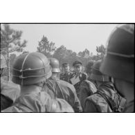 Le général (General der Flieger) Kurt Student passe en revue des parachutistes de la 3.Fallschirmjäger.Division.