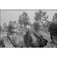 Le général (General der Flieger) Kurt Student passe en revue des parachutistes de la 3.Fallschirmjäger.Division.