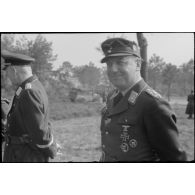 Le général (General der Flieger) Kurt Student passe en revue des parachutistes de la 3.Fallschirmjäger.Division.
