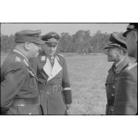 Lors d'une inspection dans les monts d'Arréee, le général (General der Flieger) Kurt Student , en compagnie des généraux (Generalleutnant) Richard Schimpf et (General der Fallschirmtruppe) Eugen Meindl du II.Fallschirm-Korps.