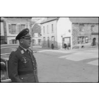 A Huelgoat (Finistère centre), le général (Generalleutnant) Richard Schimpf passe en revue des parachutistes les parachutistes de la 3.Fallschirmjäger.Division.