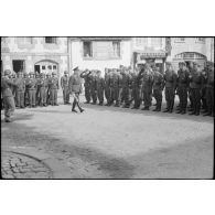 A Huelgoat (Finistère centre), le général (Generalleutnant) Richard Schimpf passe en revue des parachutistes les parachutistes de la 3.Fallschirmjäger.Division.