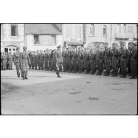 A Huelgoat (Finistère centre), le général (Generalleutnant) Richard Schimpf passe en revue des parachutistes les parachutistes de la 3.Fallschirmjäger.Division.