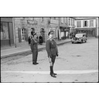 Sur la place de Huelgoat (Finistère centre), le général (Generalleutnant) Richard Schimpf prononce un discours devant les parachutistes de la 3.Fallschirmjäger.Division.
