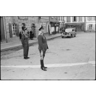 Sur la place de Huelgoat (Finistère centre), le général (Generalleutnant) Richard Schimpf prononce un discours devant les parachutistes de la 3.Fallschirmjäger.Division.