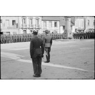 Sur la place de Huelgoat (Finistère centre), le général (Generalleutnant) Richard Schimpf prononce un discours devant les parachutistes de la 3.Fallschirmjäger.Division.