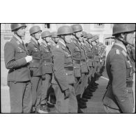 Un groupe d'officiers de la 3.Fallschirmjäger.Division lors d'une prise d'armes sur la place de Huelgoat (Finistère centre).
