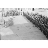 La place de Huelgoat lors d'une prise d'armes de l'état-major de la 3.Fallschirmjäger.Division.