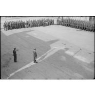 Sur la place de Huelgoat (Finistère centre), le général (Generalleutnant) Richard Schimpf prononce un discours devant les parachutistes de la 3.Fallschirmjäger.Division.