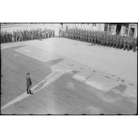 Sur la place de Huelgoat (Finistère centre), le général (Generalleutnant) Richard Schimpf prononce un discours devant les parachutistes de la 3.Fallschirmjäger.Division.