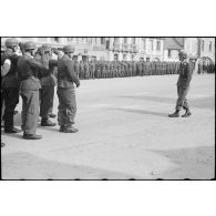 Sur la place d'Huelgoat, la dernière étape de la prise d'armes de la de la 3.Fallschirmjäger.Division, un officier donne l'ordre de rompre les rangs.