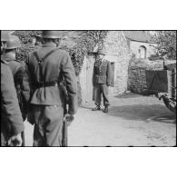 Un officier subalterne de la de la 3.Fallschirmjäger.Division prononce un discours devant ses hommes à l'issue d'une prise d'armes à Huelgoat.