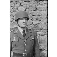 Un officier subalterne de la de la 3.Fallschirmjäger.Division à l'issue d'une prise d'armes à Huelgoat.