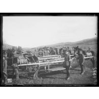 Formation sanitaire anglaise de la route d'Orendzick. Démonstration de l'usage de cacolets pour blessés. Visite des généraux Sarrail et Mahon. [légende d'origine]