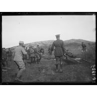 Formation sanitaire anglaise de la route d'Orendzick. Démonstration de l'usage d'un cacolet pour blessés. [légende d'origine]