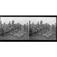 Près Vaux (Somme), arrivée d’obus de gros calibre par Decauville. [légende d’origine]