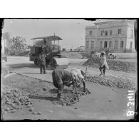Rabat, empierrement d’une route par les indigènes. [légende d’origine]