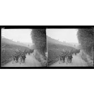 Sur la route de Vaux (Somme), infanterie anglaise. [légende d’origine]