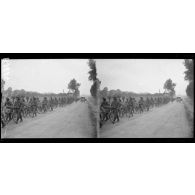 Environs de Fouilloy (Somme), compagnie cycliste. [légende d’origine]