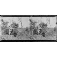 Bois de Biaches (Somme), locomotive allemande endommagée par les obus français. [légende d’origine]