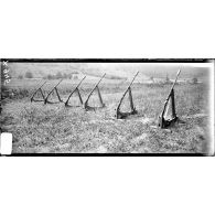 Toul (Meurthe-et-Moselle). Fusils sur chevalets munis du tromblon pour obus Viven-Bessières. [légende d'origine]