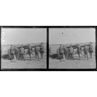 Mézéa. Désert de Syrie. Artillerie lourde de la 42e division. [légende d'origine]