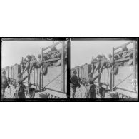 Romani (Sinaï). En gare, arrêt d'un convoi de prisonniers turcs. A gauche le colonel Bridulph. [légende d'origine]