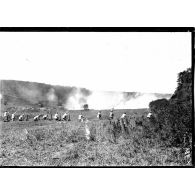 Stand de Toul (Meurthe-et-Moselle). Ligne de tirailleurs lançant l'obus Viven-Bessières. [légende d'origine]