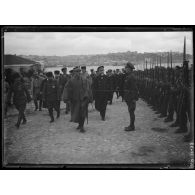 Constantinople. Le général Franchet d'Esperey passe devant les troupes qui rendent les honneurs. [légende d'origine]