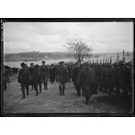 Constantinople. Le général Franchet d'Esperey passe devant les troupes Turques. [légende d'origine]