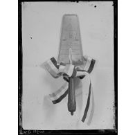 Salonique. Pose de la 1ere pierre de la chapelle commémorative élevée aux soldats Français morts pour la Patrie. La truelle en argent  ayant servi au général Franchet d'Esperey. [légende d'origine]